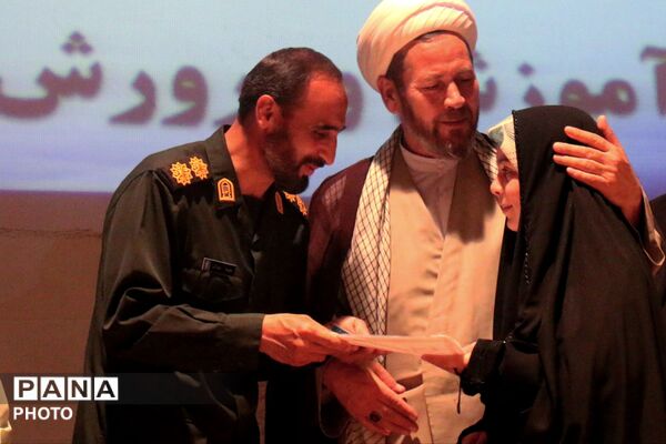 آیین تجلیل از دانش‌آموزان برگزیده جشنواره جابر ابن حیان و پژوهش‌سراهای کبودراهنگ