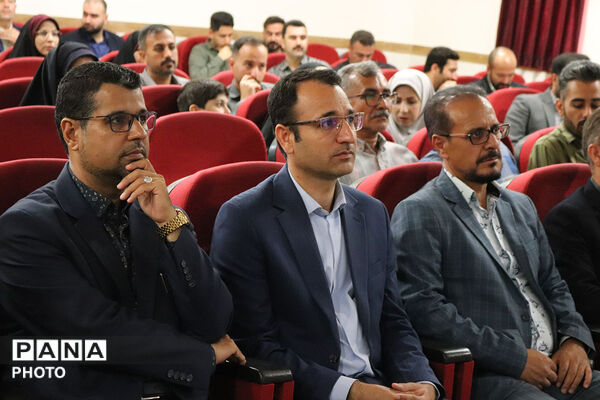 تقدیر از منتخبین حوزه ابتدایی توسط مدیر کل آموزش پرورش 