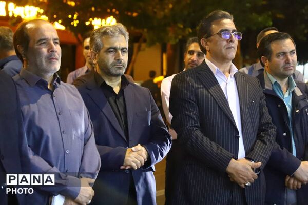 سوگواره شبانه دانش آموزان تبریز در تجمعات مردمی برای رهبر شهید