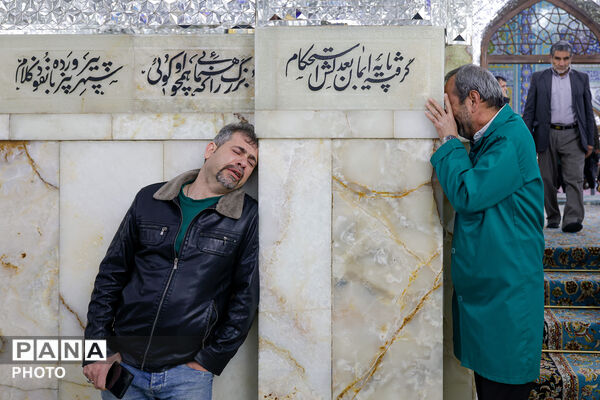 سوگ و حزن اعلام شهادت رهبر معظم انقلاب در حرم مطهر رضوی-۱