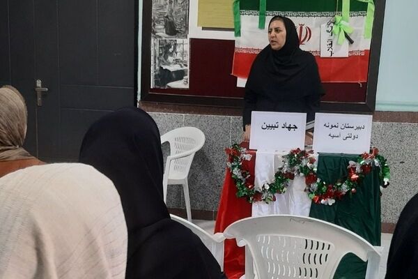 آذین‌بندی دهه فجر و نواخته شدن زنگ انقلاب در دبیرستان حضرت آسیه(س) حاجی‌آباد