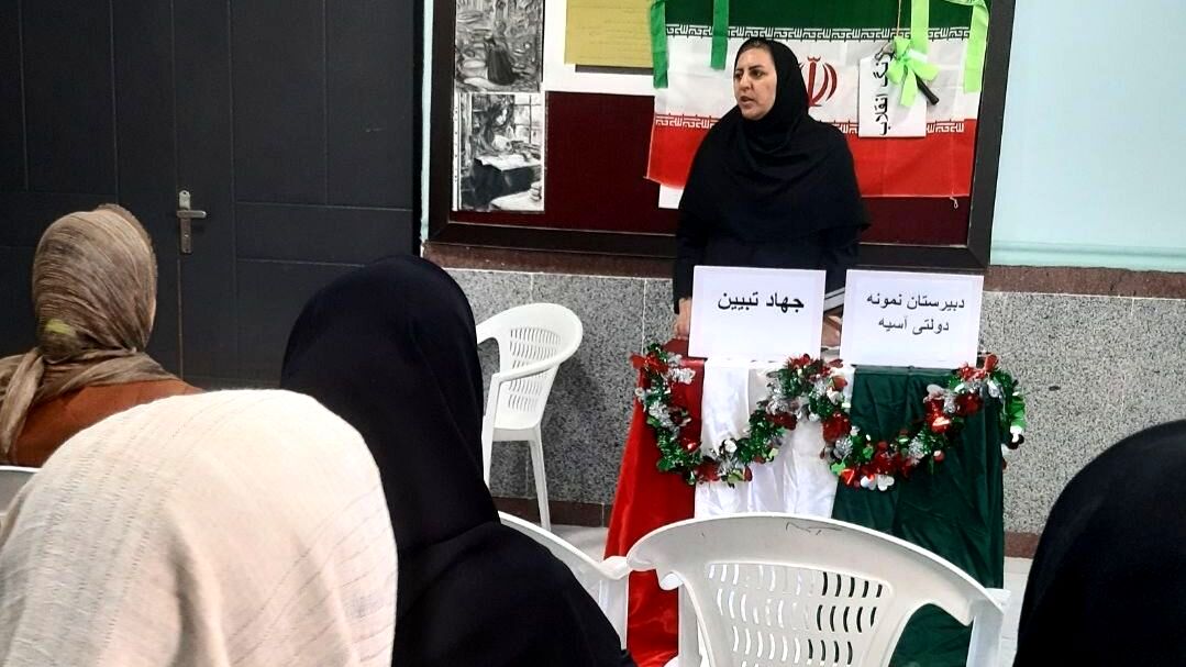 آذین‌بندی دهه فجر و نواخته شدن زنگ انقلاب در دبیرستان حضرت آسیه(س) حاجی‌آباد
