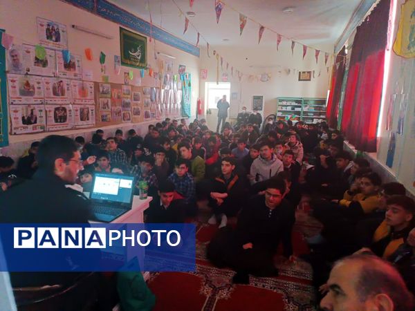 کارگاه آموزشی پیشگیری از آسیب‌های فضای مجازی در دبیرستان رجایی