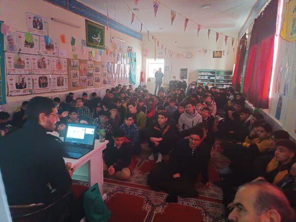 کارگاه آموزشی پیشگیری از آسیب‌های فضای مجازی در دبیرستان رجایی