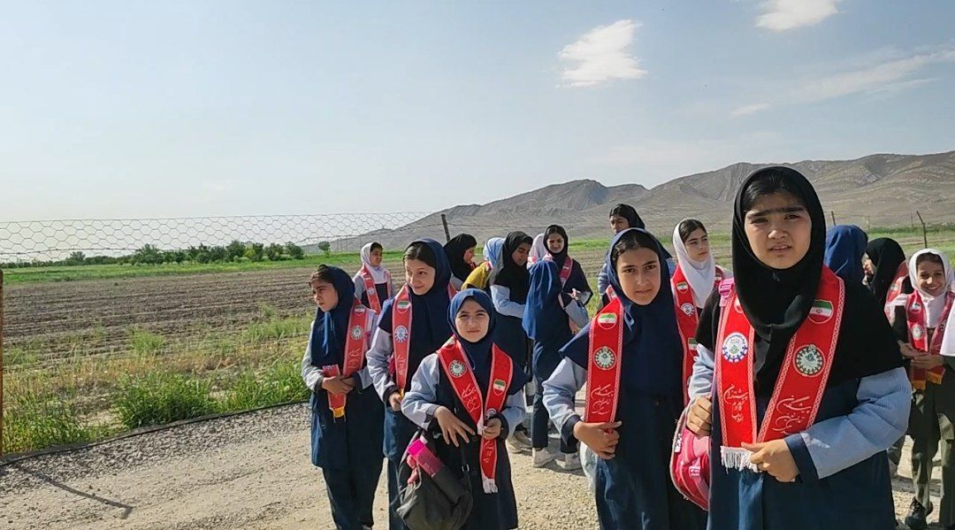بازدید دانش‌آموزان مدرسه شهید خاقانی از گلخانه پیشه‌وران شیروان