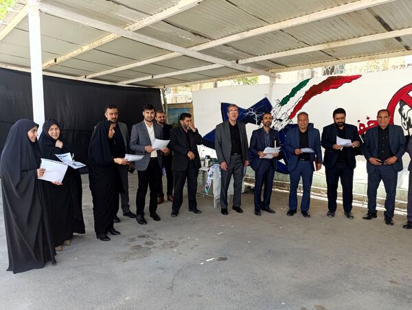 قدردانی از دانش‌آموزان فعال در نمایشگاه نقاشی حماسه حسینی 