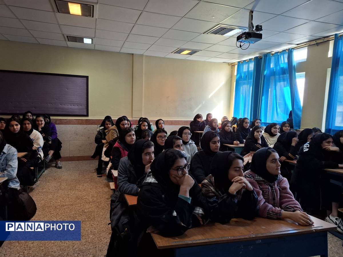 نشست دانش‌آموزی در راستای کیفیت‌بخشی به آموزش در دبیرستان دخترانه نبوت صفادشت
