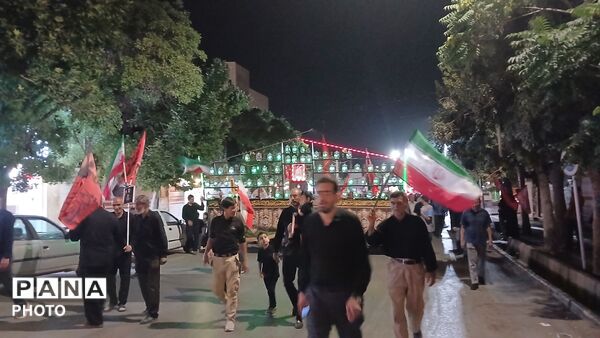 امشب نهاوندی ها پرچم ایران را به اهتزاز در آوردند