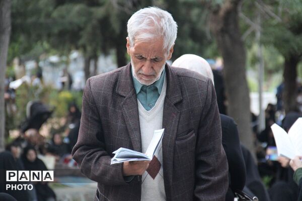 مراسم قرائت دعای عرفه با حضور مسئولین استان و قشرهای مردم در همدان 