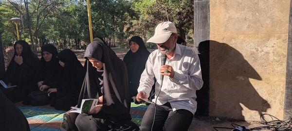 قرائت زیارت عاشورا در مزار شهدای گمنام شهر رباط‌سنگ 