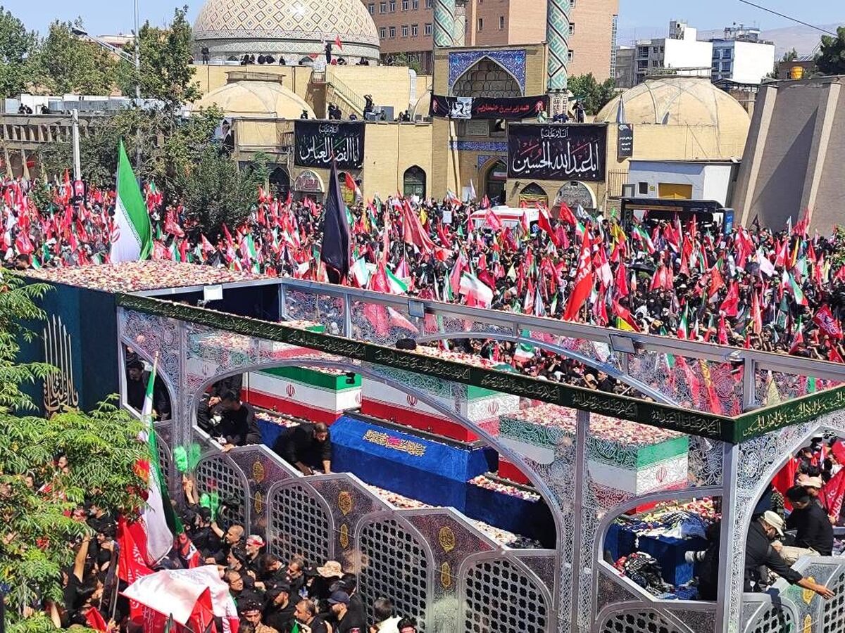 خودروی حامل پیکر مطهر رهبر شهید به میدان آزادی رسید