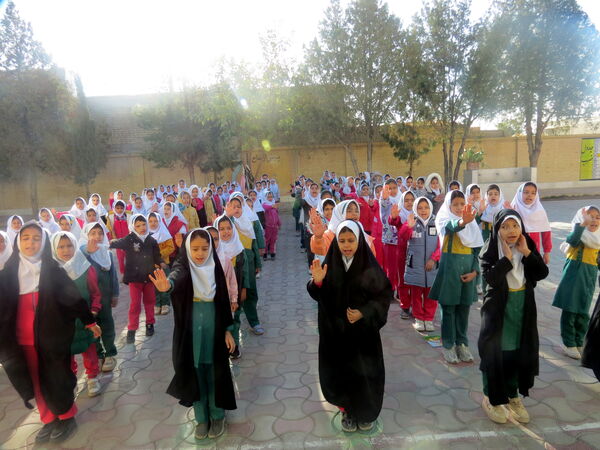 صبحگاهی شاد و پرنشاط در مدارس خاتم