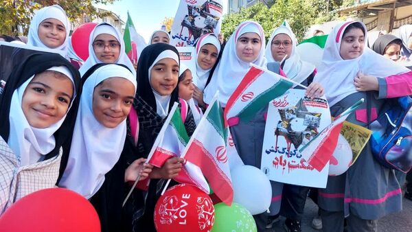 دانش آموزان دبستان بی بی کیا در راهپیمایی ۱۳ آبان