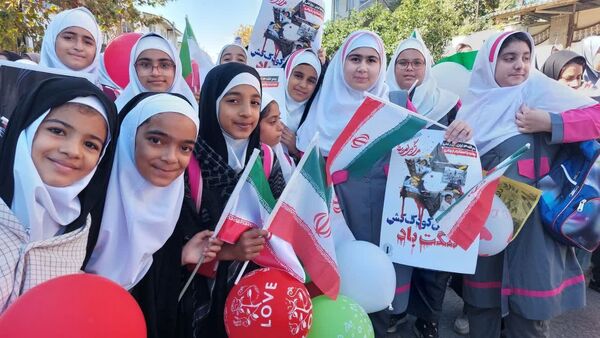 دانش آموزان دبستان بی بی کیا در راهپیمایی ۱۳ آبان