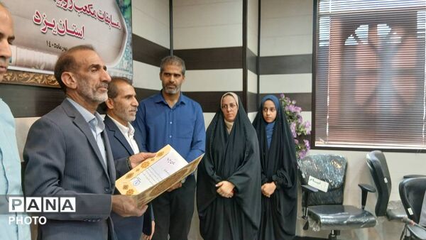 رقابت نفس‌گیر دانش‌آموزان یزدی در مسابقات مکعب روبیک و لیوان‌چینی