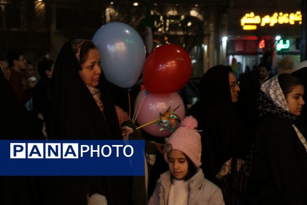 خیابان امام رضا(ع)  مشهد مملو از جمعیت در جشن باشکوه شب نیمه شعبان