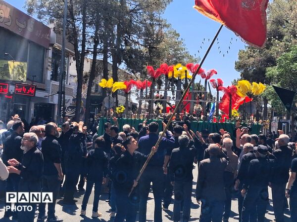 ورود هیئت‌های عزاداری کاشمر به حسینیه علی‌اکبری در ششمین روز محرم