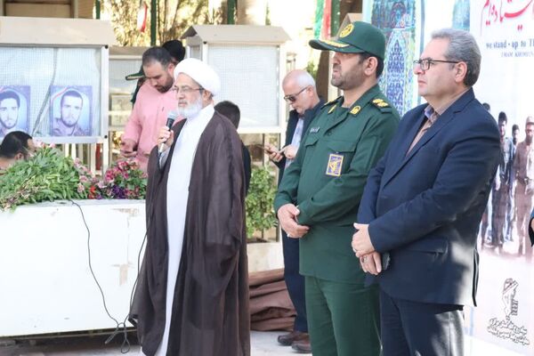  حال و هوای خاص گلباران مزار شهدا در گلزار شهدای شهرستان محلات