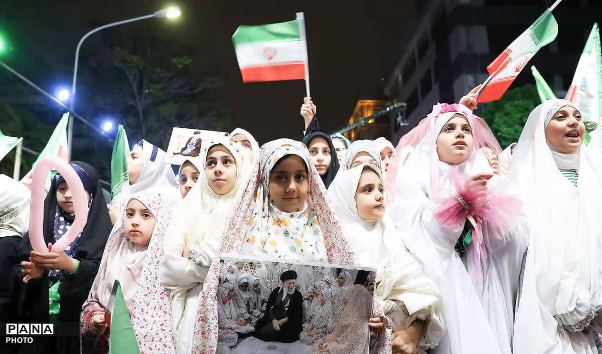 جشن تکلیف دختران در خیابان بیت رهبری در دهه کرامت