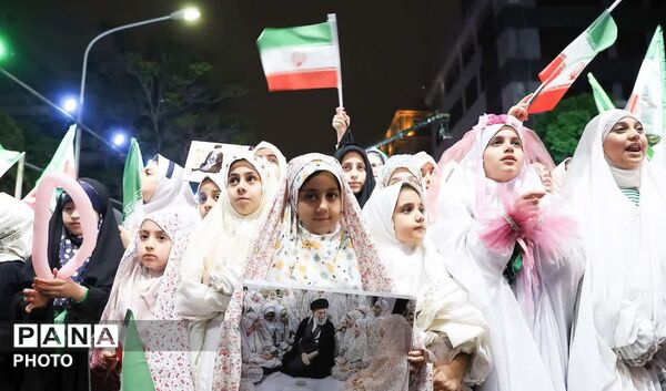 جشن تکلیف دختران در خیابان بیت رهبری در دهه کرامت