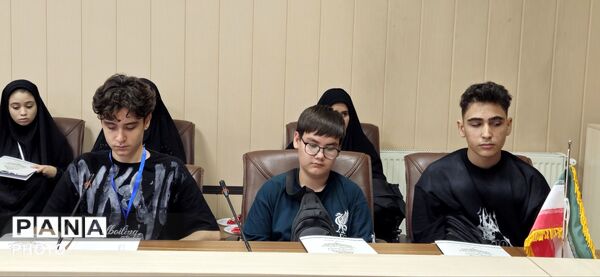 نشست هماهنگی دانش‌آموزان نخبه عکاس استان البرز با موضوعیت پویش «باید برخاست» 