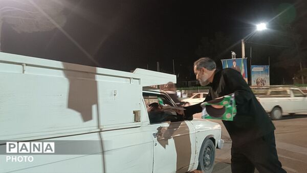 توزیع پرچم جمهوری اسلامی ایران و پوستر امام شهید در کاشمر 