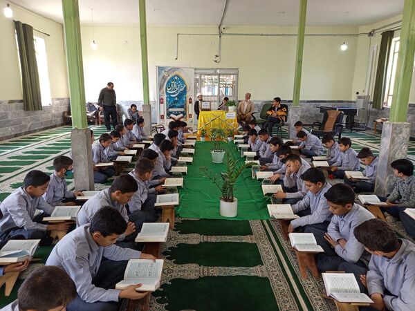 محفل انس با قرآن کریم در مدرسه برادران ابراهیمی‌نیا