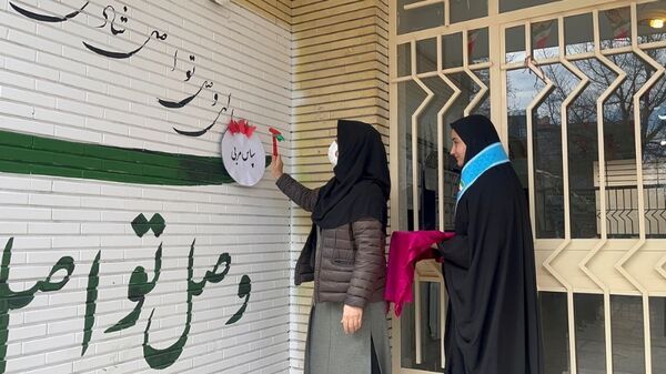نواختن زنگ سپاس مربی در دبیرستان فاطمه الزهرا