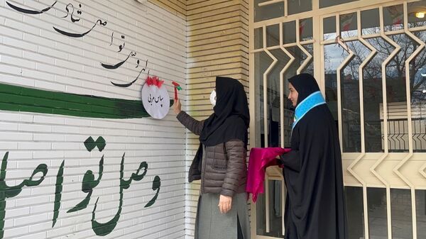 نواختن زنگ سپاس مربی در دبیرستان فاطمه الزهرا
