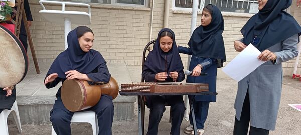 جشنواره کیک و دسر در دبیرستان کوثر فرهنگیان 