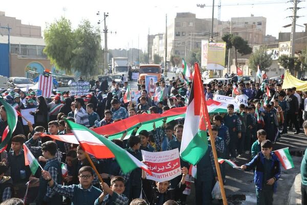 حضور پرشور دانش‌آموزان در راهپیمایی ۱۳آبان منطقه کهریزک 