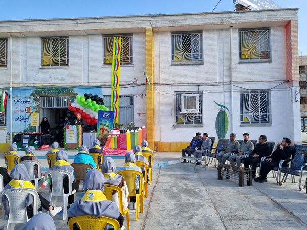 نواختن زنگ استکبار ستیزی و روز دانش آموز در دبیرستان نمونه دولتی مهرورزان خواف