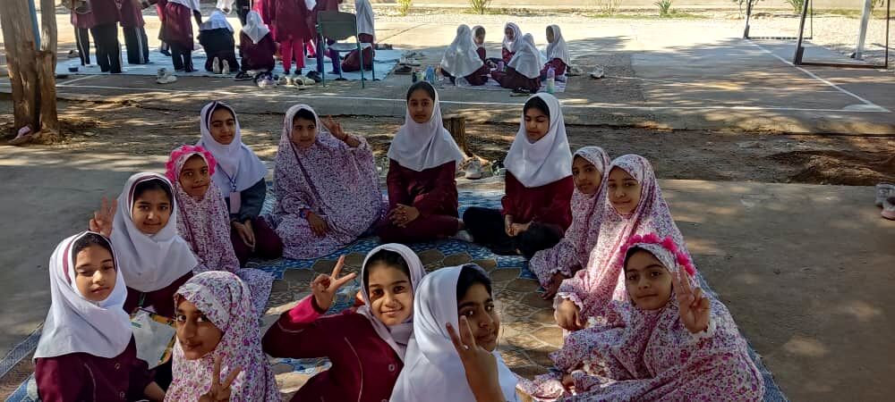 فرهنگ و شادی در جشن یلدای دانش‌آموزان دبستان مولوی فین