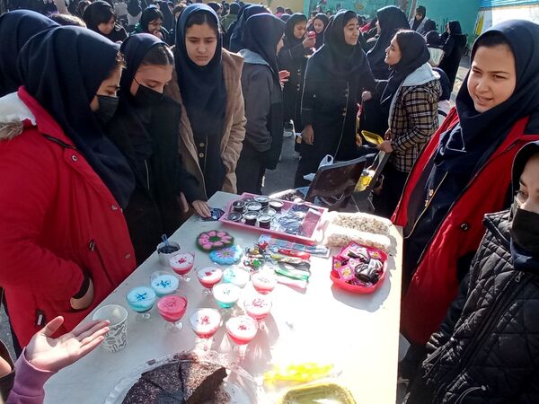 برپایی بازارچه‌ دانش‌آموزی در دبیرستان دلیری مشهد