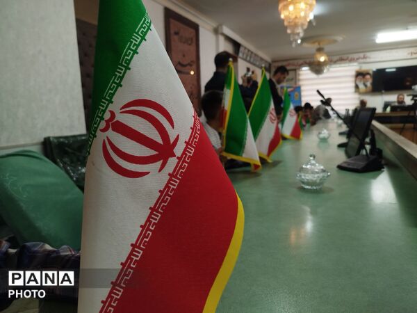 تجلیل دانش آموزان از حافظان امنیت  در نیشابور