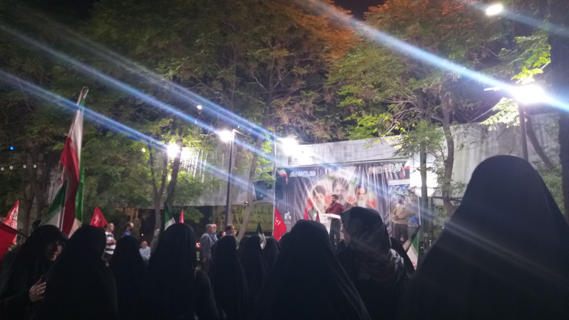 میدان شهر زیر پرچم ایران؛ مردم پای آرمان‌های وطن