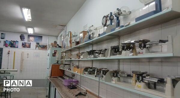 کارسوق دانش آموزان سمپادی در پژوهش سرای ابوریحان ناحیه ۵ 