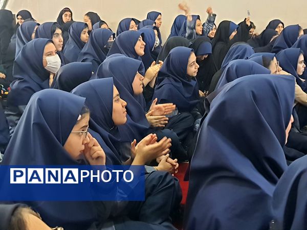 روز شاد و خاطره‌انگیز دانش‌آموزان در دبیرستان شاهد تکتم