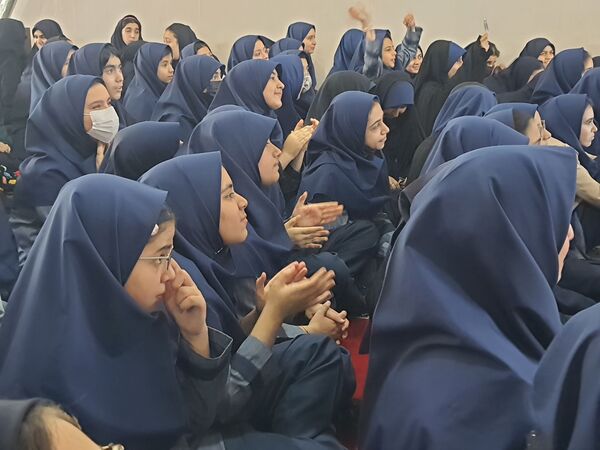 روز شاد و خاطره‌انگیز دانش‌آموزان در دبیرستان شاهد تکتم