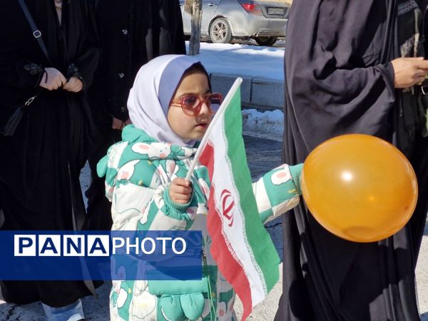 حماسه حضور گرم مردم بلده در سرمای زمستان 