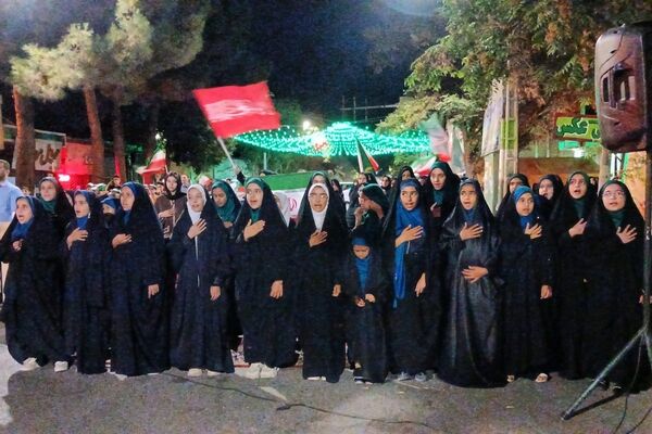 ادامه اجتماعات شبانه، از سرودخوانی تا شهید شناسی