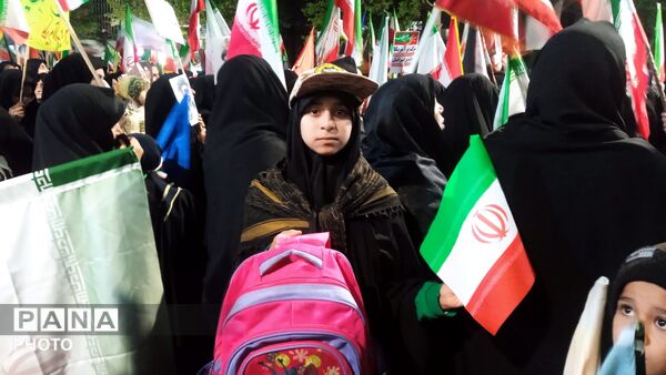 کودکان انقلابی کاشمر دست در دست والدین به خیابان آمدند