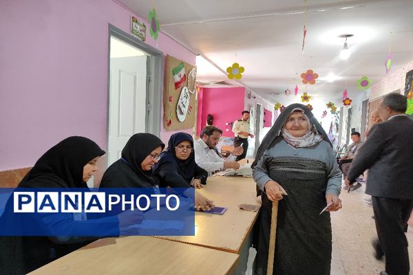 مشارکت حداکثری مردم شهیدپرور شهر تیتکانلو بخش خبوشان پای صندوق‌های رأی 