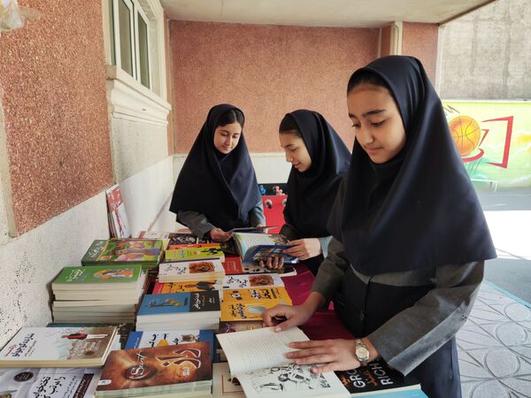  نمایشگاه کتاب در آموزشگاه شهدای معلم ۲