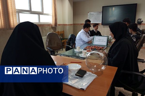 رقابت دانش‌آموزان منتخب در انتخابات منطقه‌ای شورای دانش‌آموزی بهارستان دو