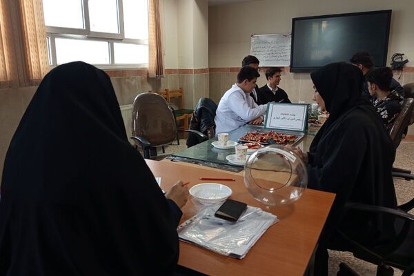 رقابت دانش‌آموزان منتخب در انتخابات منطقه‌ای شورای دانش‌آموزی بهارستان دو