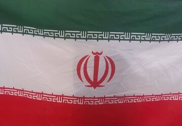 همکاری بانوان زارچ در دوخت پرچم جمهوری اسلامی ایران 
