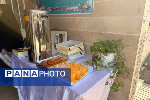 تقدیر از خانواده شهید خلبان علی بلورخانی در دبیرستان استعدادهای درخشان فرزانگان شهریار 