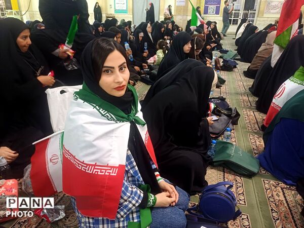 تجدید بیعت دختران وطن با آرمان‌های انقلاب در حسینیه امام