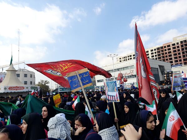 طنین فریاد «مرگ بر آمریکا» در میدان شهدا با حضور دانش‌آموزان شاهد ارض‌اقدس
